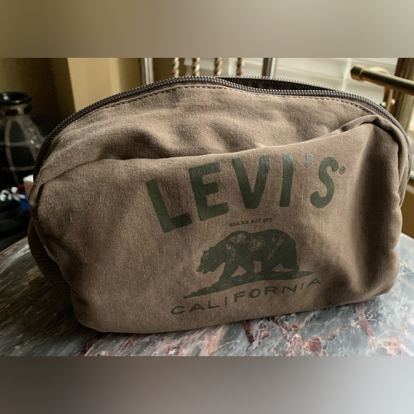 LEVIS TRAVEL / TOILETRY BAG - Picture 2 of 7